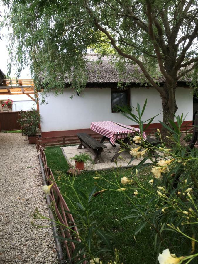 Balatonkenesei Nádfedeles Lovas Vendégház Esterno foto
