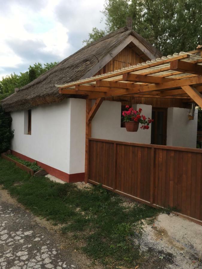 Balatonkenesei Nádfedeles Lovas Vendégház Esterno foto