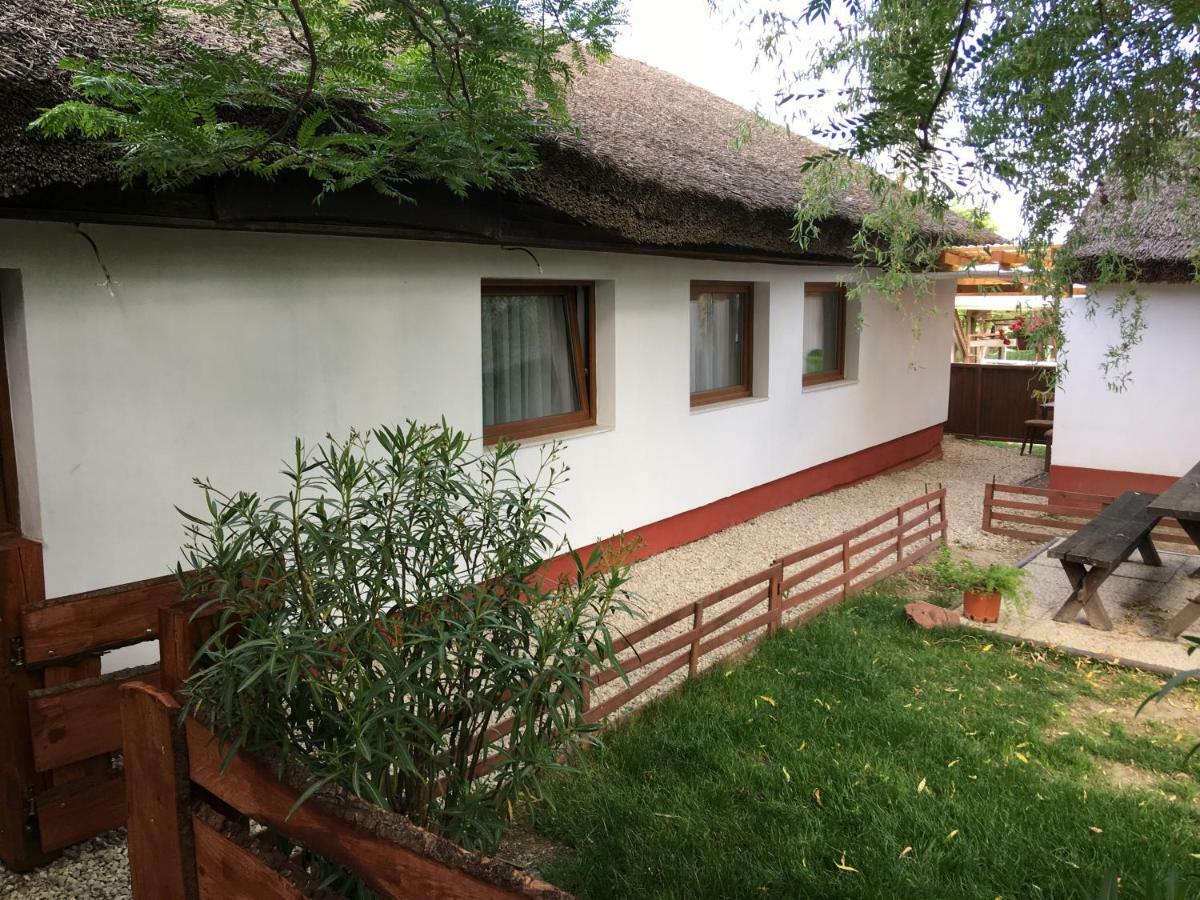 Balatonkenesei Nádfedeles Lovas Vendégház Esterno foto